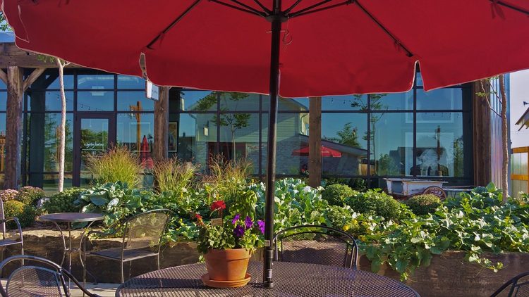 Sätt upp en uterum-uteplats-parasoll-metall-trädgårdsmöbler