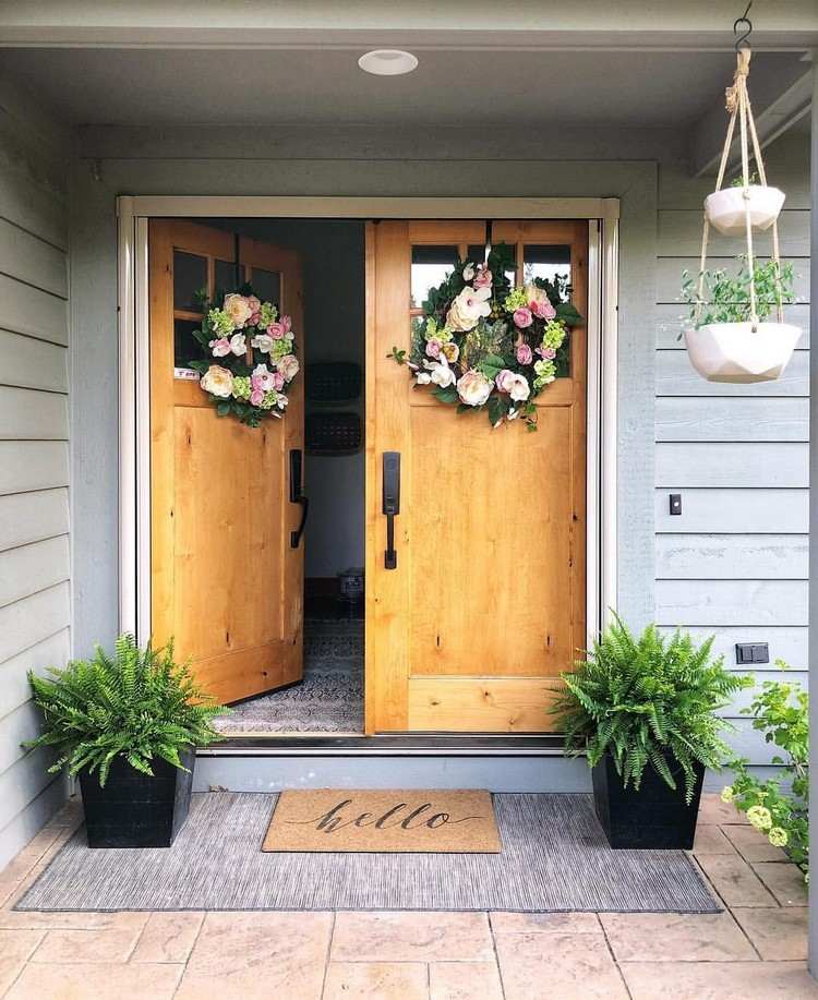 Dekorera husets entré och ytterdörr med blommor och växter på sommaren