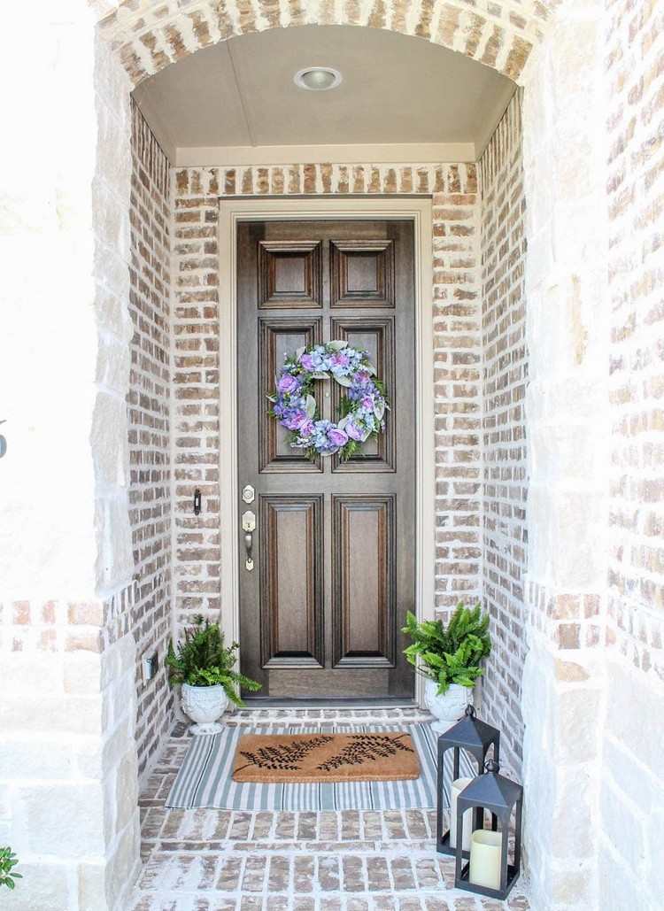 Skuggigt hus entré i sommar ormbunkar lyktor dekorera konstgjorda dörrkrans