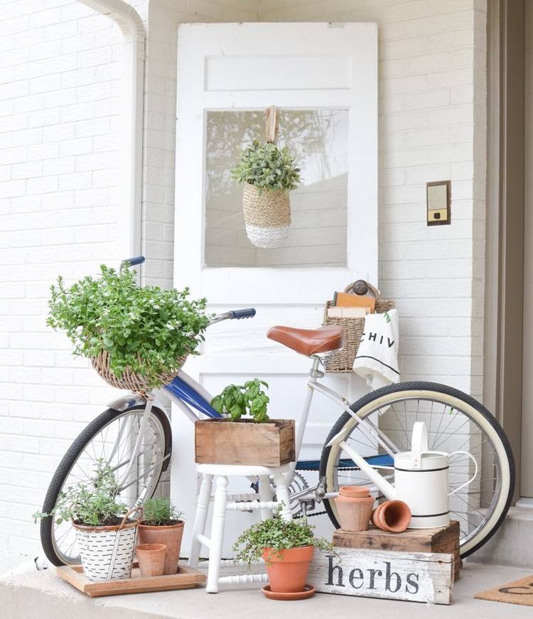Sommardekoration för entrén utanför i gammal lantlig stil gammal cykel och växter