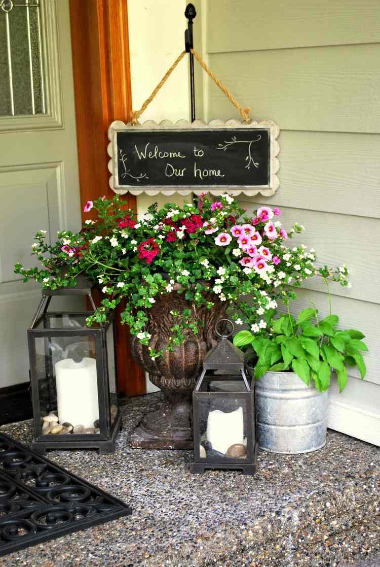 Husets ingång exteriör dekorera på sommaren med skyltlyktor och blommor