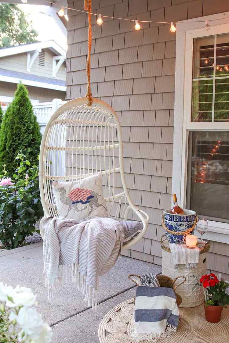 Fairy lights och hängande stolar bidrar till mysan på verandan