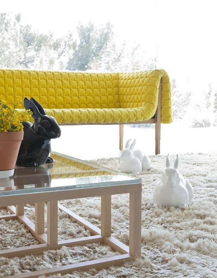 Ta med våren in i huset deco-vardagsrum-soffa-gul-lock-shaggy-matta-trä-glas-soffbord-kanin-figurer