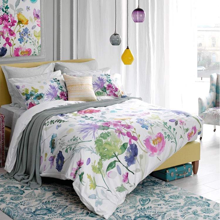 vår-hus-ta-dekoration-sovrum-sänglinne-blommor