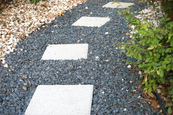 Trädgårdsväg småsten-stenar rengöring vård-på hösten