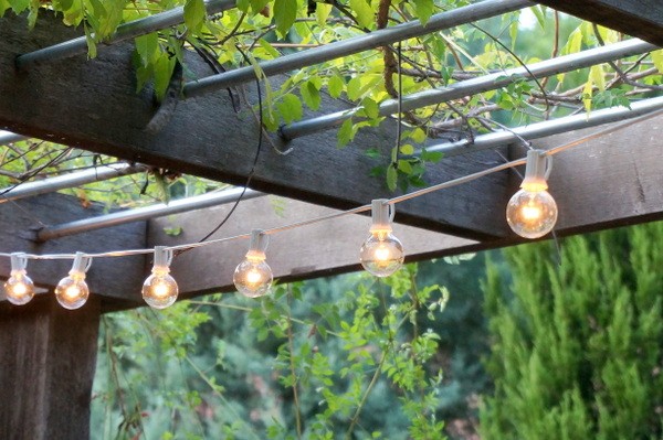 Fairy lights belysning Dekorativ uteplats Uteplats trädgård idéer