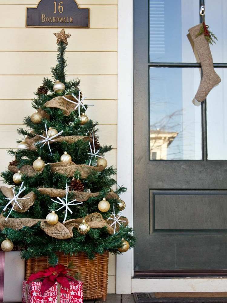 hus ingång julmässigt dekorera julgran julstrumpor