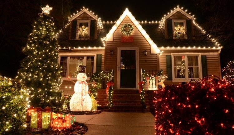 hus ingång jul dekorera fe lampor hus staket träd