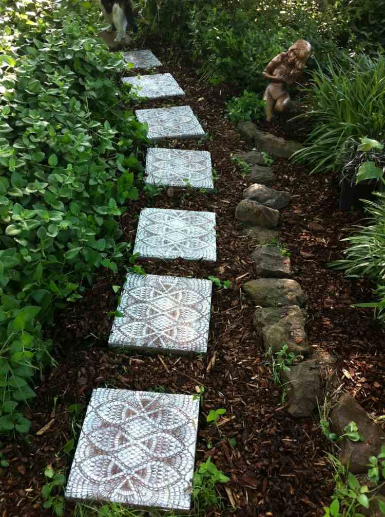 idéer-trädgårdsdesign-gör-det-själv-billig-trädgårdsväg-kakel-mulch-växter