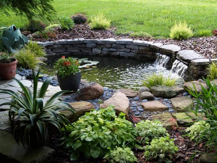 idéer-trädgård-design-gör-det-själv-billig-damm-stenar-mark täck-vatten-funktion