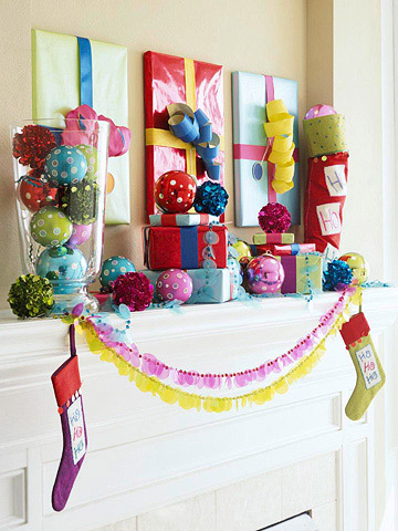dekoration mantelpiece julboll presenter färgglada förpackningar