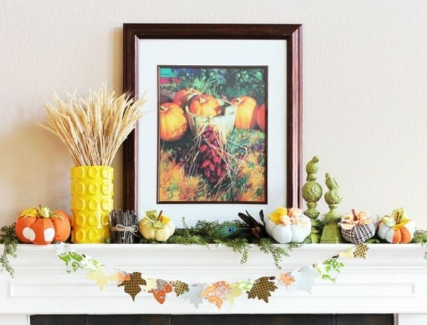 gör vacker dekoration dekorera mantelpiece på hösten