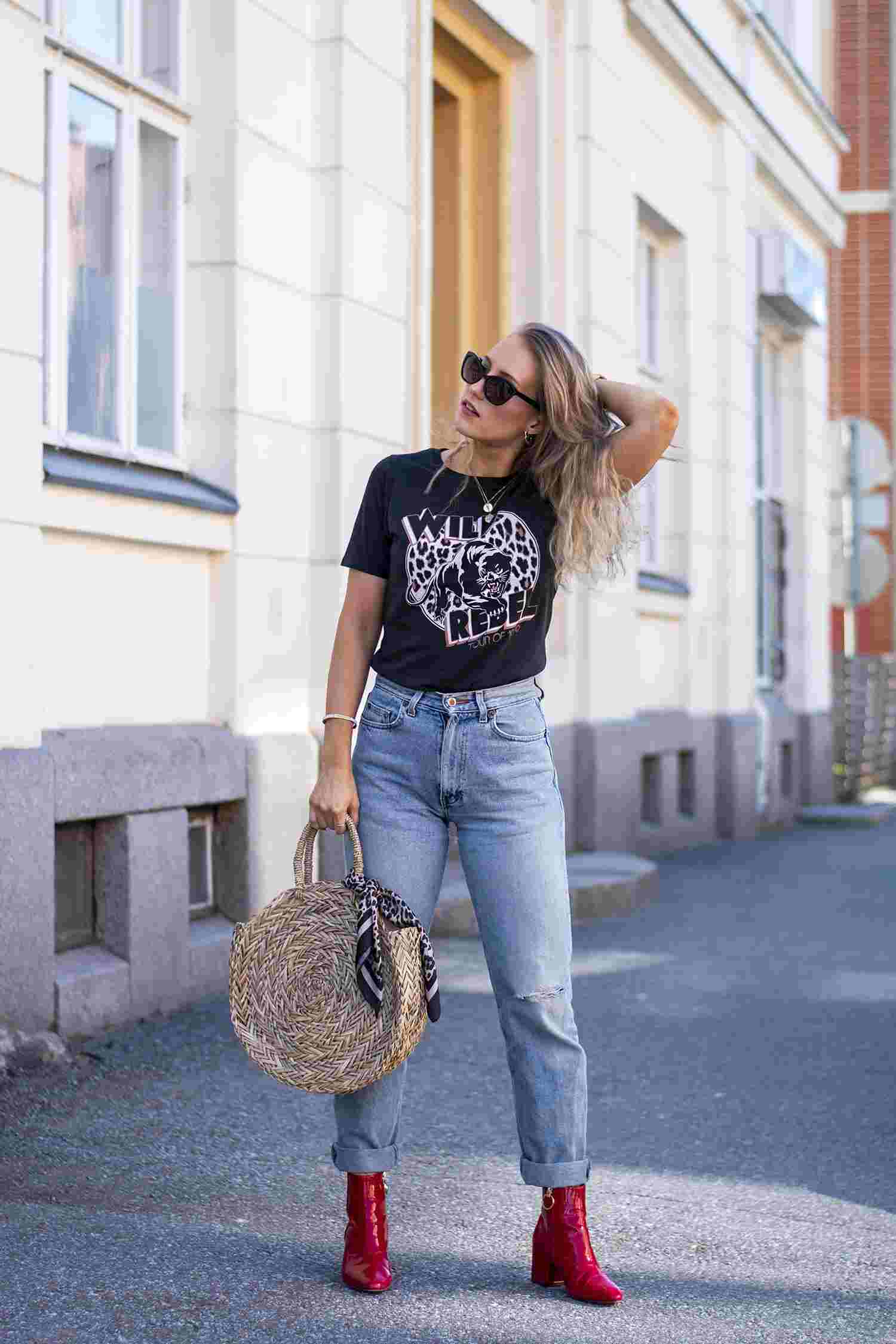 Mamma jeans kombinerar t -shirt röda fotkängor sommartrender 2019 blont hår balayage