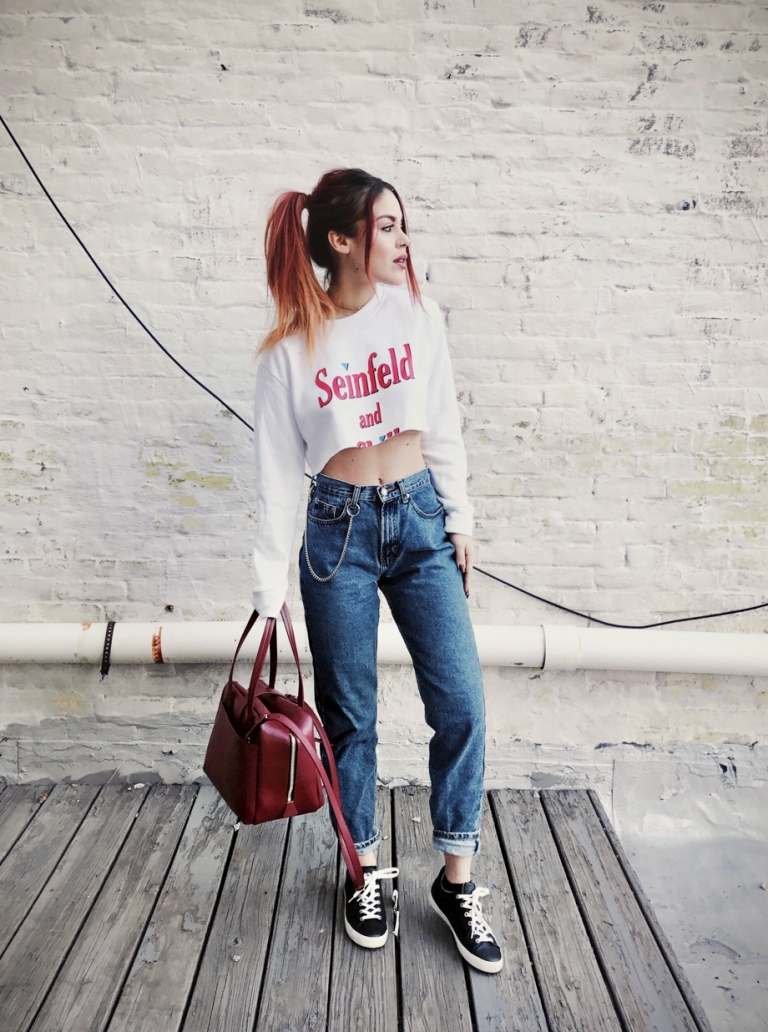 Mom Jeans Combine Sweatshirt Converse Sneakers Läderväska Modetrender 2019