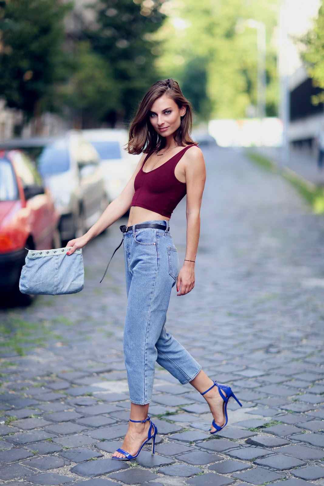 Mom jeans kombinerar crop top sommar modetrender 2019 sandaler blå