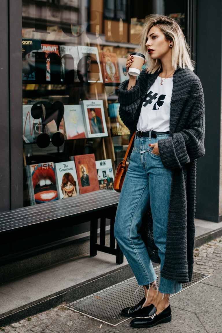 Mom jeans kombinerar t-shirt lång kofta mockasiner blont hår ombre modetrender 2019 kvinnor