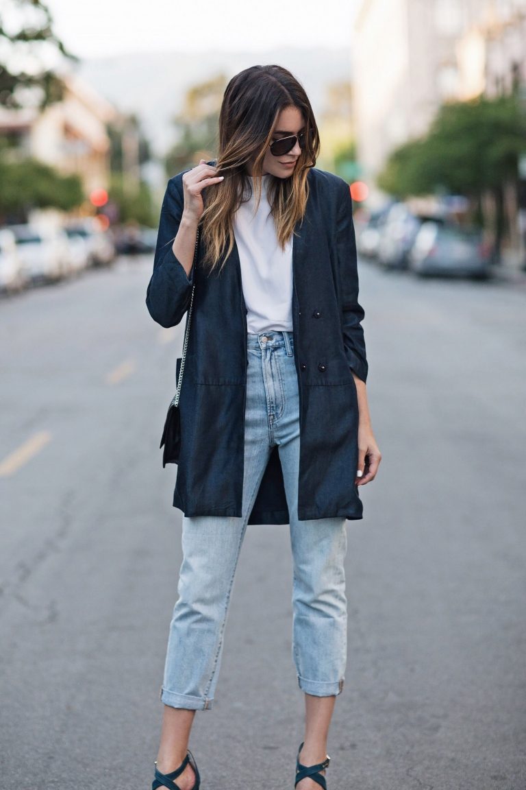 Mom Jeans Kombinera Trench Coat T-shirt Högklackat brunt hår Ombre modetrender kvinnor