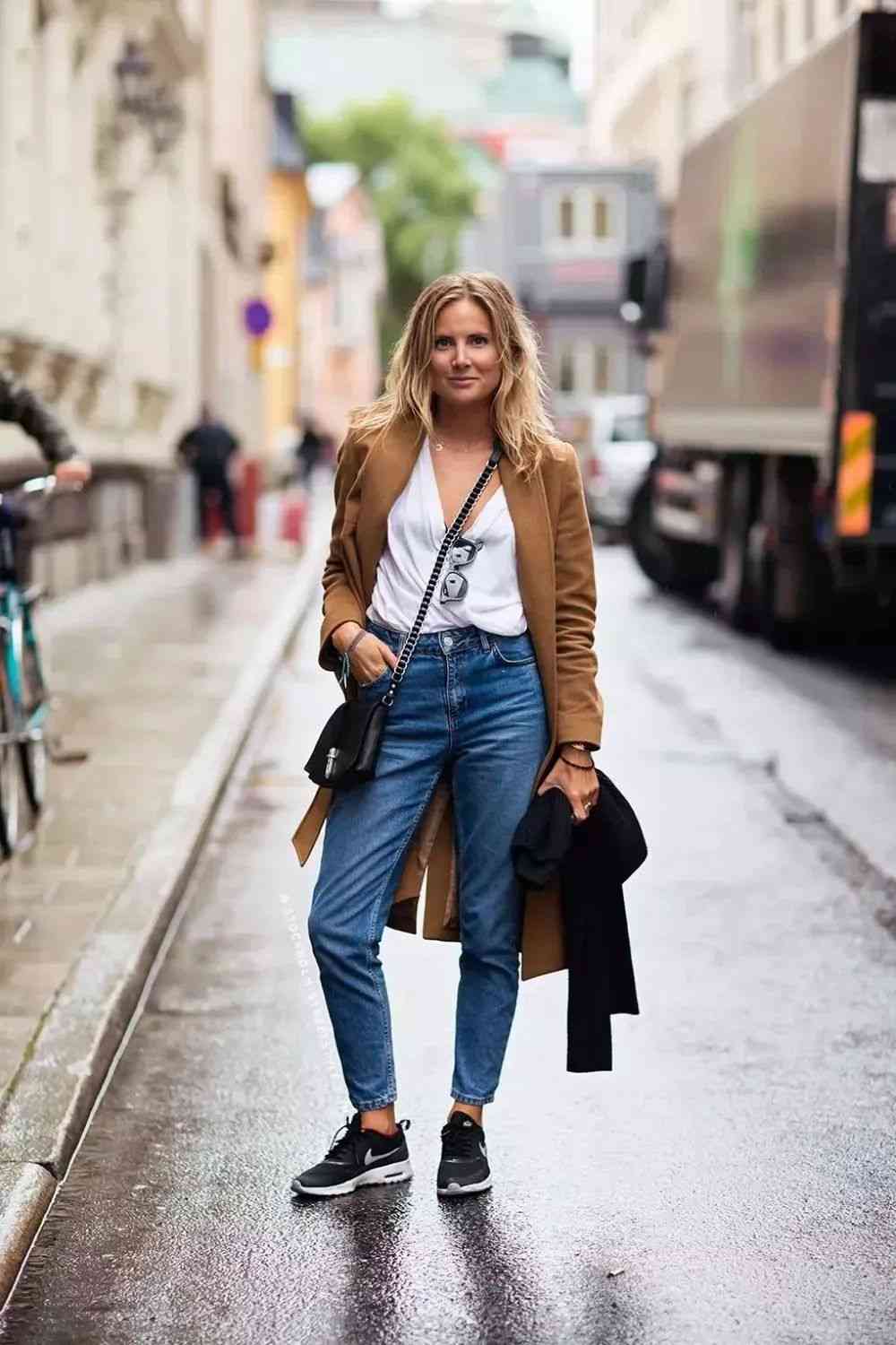 Mamma Jeans Kombinera Sportiga Nike Sneakers Coat Läder Handväska Mode Trender Kvinnor