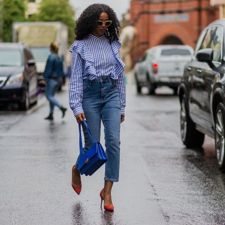 Mom jeans kombinerar skjorta röda pumps blå handväska senaste modetrender kvinnor