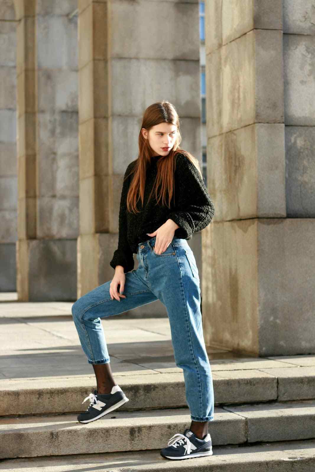 Mamma jeans kombinerar avslappnade nya modetrender sneakers svart tröja