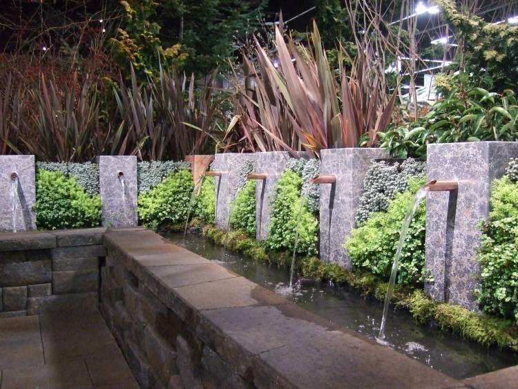 trädgård-design-idéer-vatten-källa-fontän-mossa-sten