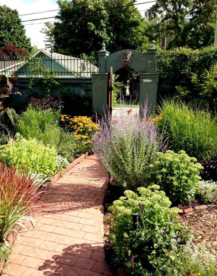 trädgård-design-idéer-medelhavs-framgård-mulch-lavendel-switchgrass