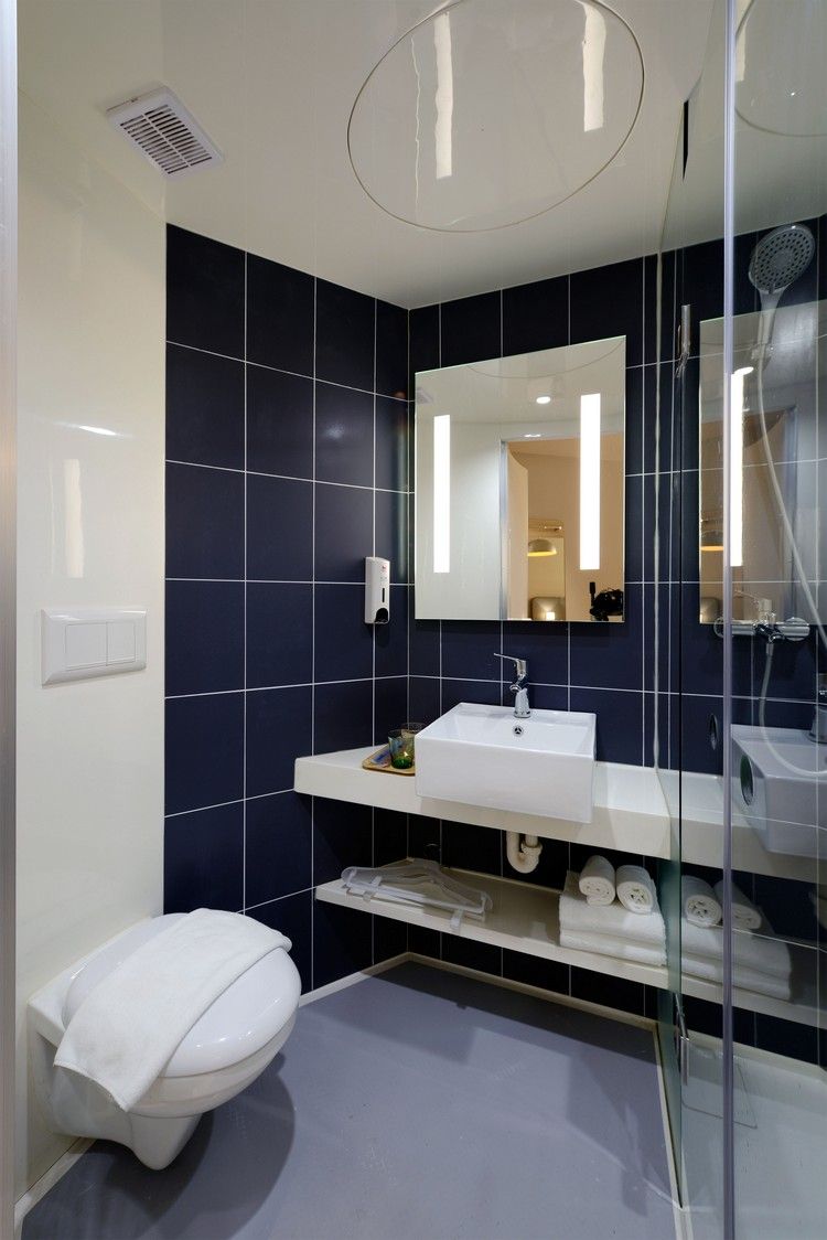 modern badrum design blå kakel badrum spegel belysning