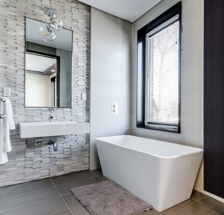modernt badrum rektangulärt badrum spegel rund spegel ljus