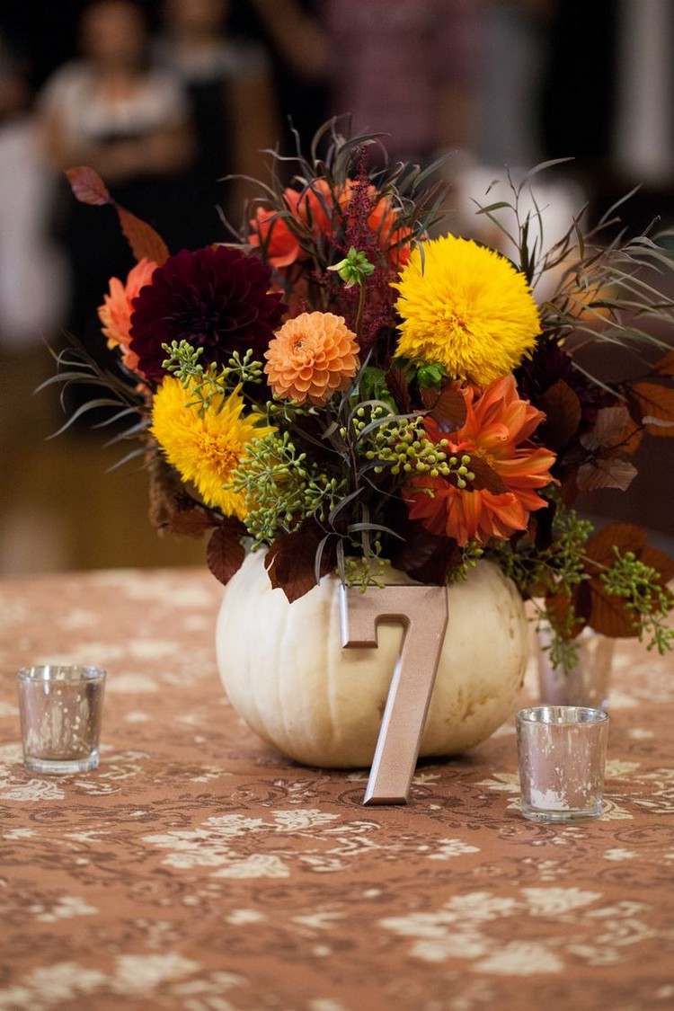 Dekorera bordet på hösten, duk-blommönster-blomsterarrangemang-dahlior-pumpa-vas
