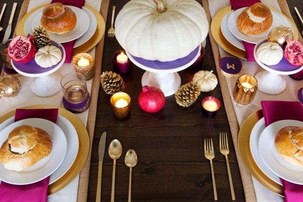 höst deco bord gul violett ljus kottar granatäpple