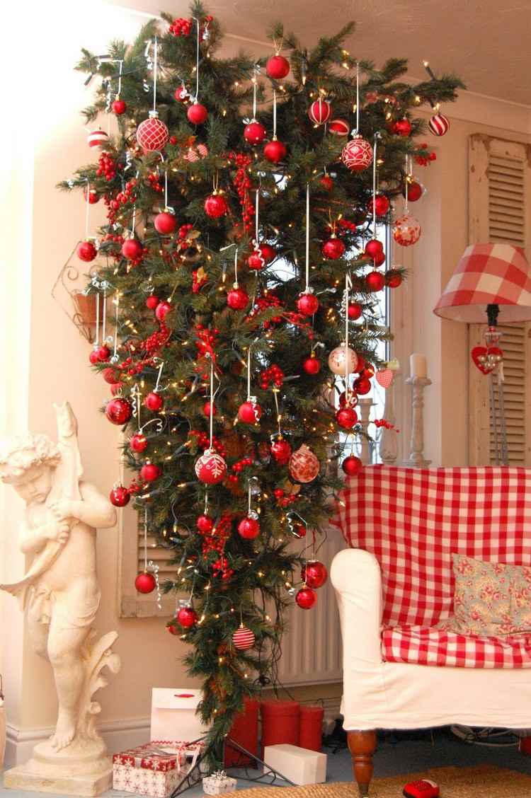 julgran upp och ner vardagsrum deco jul röd vit