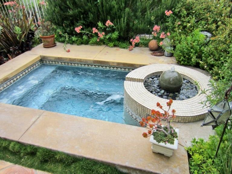 jacuzzi i trädgården fyrkantiga fontänstenar växt