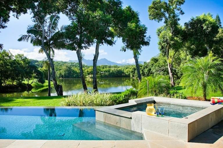 jacuzzi i trädgården pool design tropisk atmosfär palmer sjöutsikt