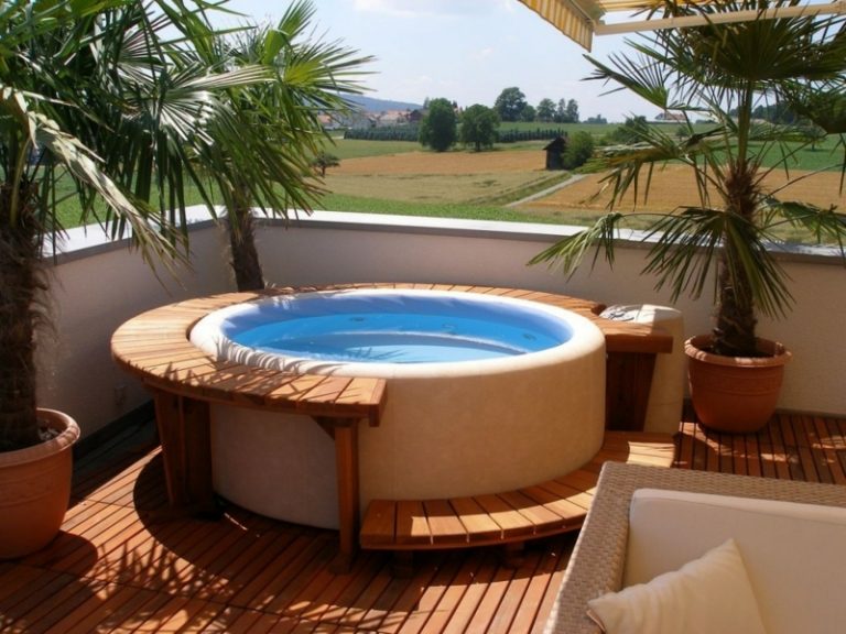 jacuzzi i trädgården balkong idé trägolv nivå rund palm