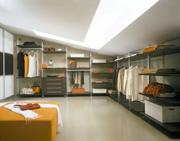 minimalistisk-omklädningsrum-skor-lådor-och-skåp av trä