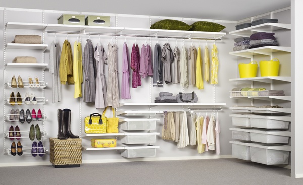 Perfekt-organisation-med-kläder-omklädningsrum