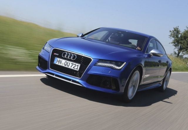 2014-Audi-RS7-blått-rörelse