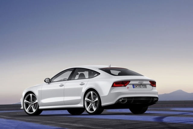Audi-RS7-Sportback-vit-baksida