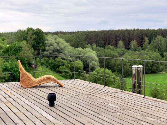 Trägolv balkong terrass takterrass metallräcke lounge solstol