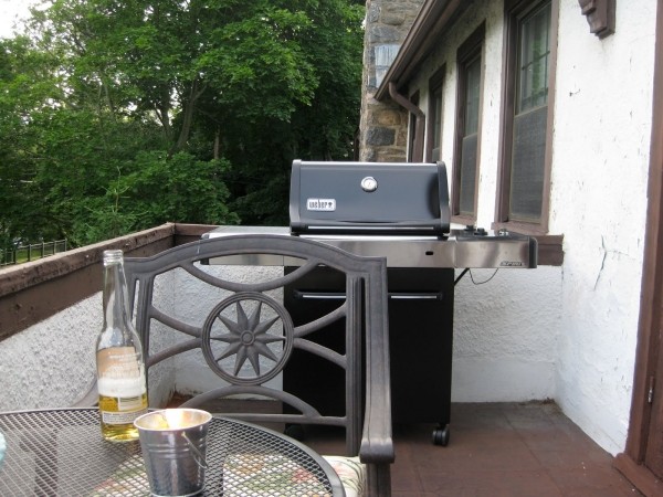 modell-bord-grill-terrass-nära-bild