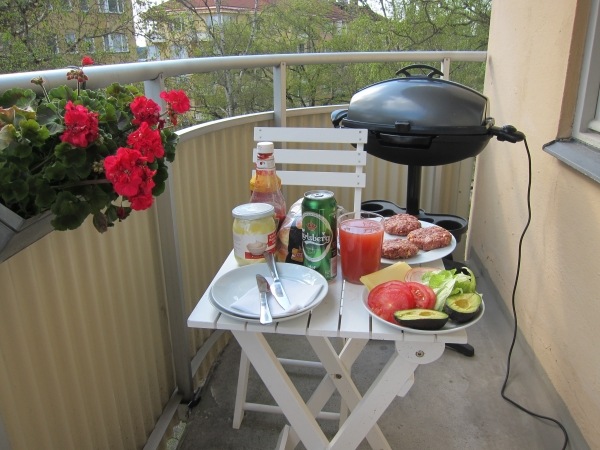 mini-grill-på-balkong-idéer-sommar-bord