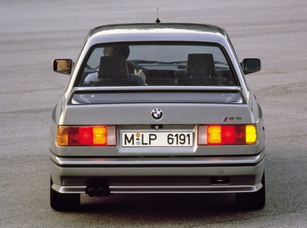 BMW-M3-E30-bak-sidokroppsdriven