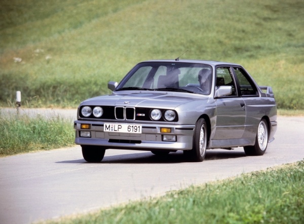 Auto-BMW- M3- E30- bilkörning-kul-landskap