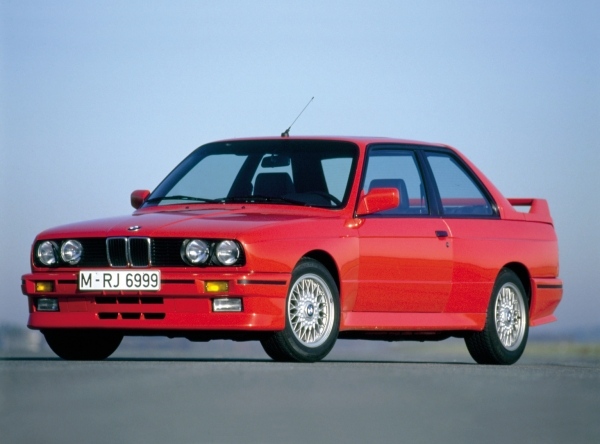 blå-himmel-röd-bil-BMW-M3 -E30-FÖRSTA GENERATIONEN