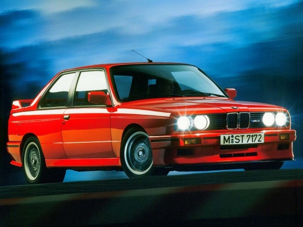 röd-BMW-M3-E 30-kvälls-frontljus