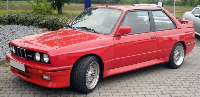 BMW-M3-E30-röd-sidobild