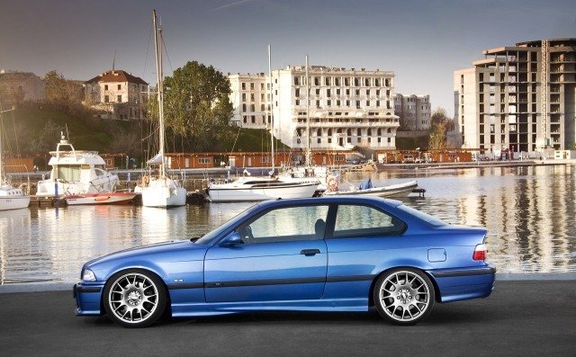 blå-BMW-M3-E36-på-port
