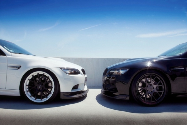 BMW M3 E90-svart-vit-Coupe-frontal