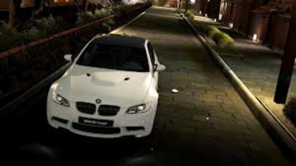 BMW M3 E90 vit yttre frontal