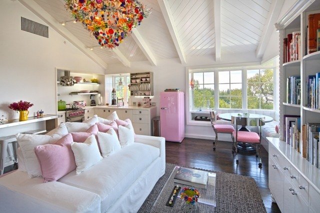 retro-kylskåp-rosa-färg-öppen planlösning-vardagsrum
